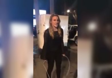 Mujer en estado de ebriedad pide que le den descargas eléctricas