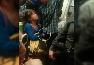 Mujer acaricia a joven en el transporte público