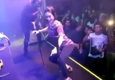 Mujer con muletas se sube a “perrear” al escenario