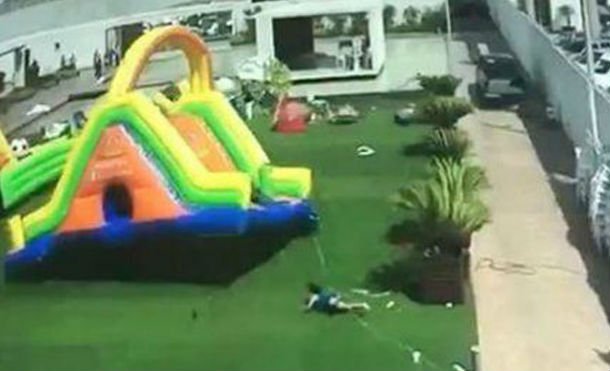 Una ráfaga de viento arrasó con juegos inflables e hizo volar a varios niños