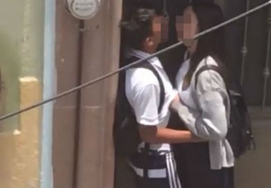 Captan a señorita dando placer a su novio en la vía pública