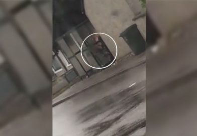 Novios son captados muy románticos en una parada de buses