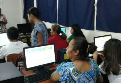 Padres y Madres de Familia, realizan consultas del Boletín en Línea