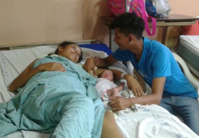 Padres primerizos celebran su día junto a sus retoños