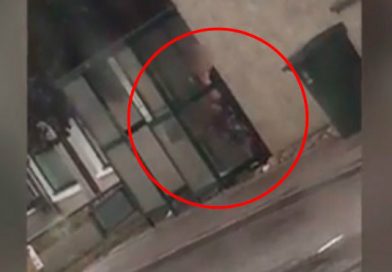Pareja es captada mientras mantenía encuentro íntimo en una parada de buses
