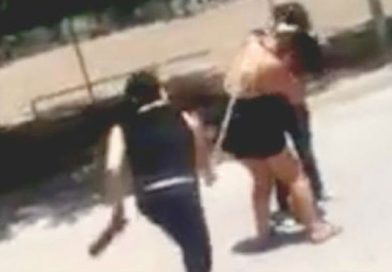 Vecinas se agarran a escobazos por barrer la calle