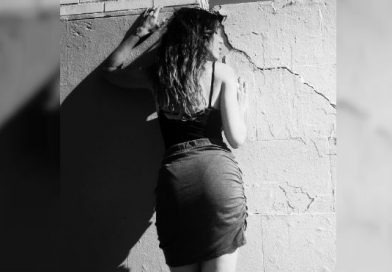 periodista intenta enseñar ortografía con fotos sexys