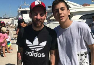 La rodilla de Messi ha provocado que esta imagen le de la vuelta al mundo