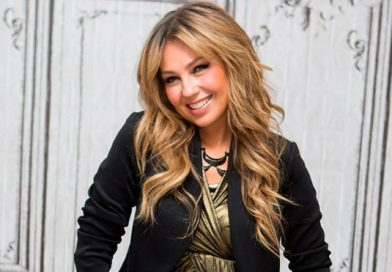 Thalía comparte video con traje de baño con los costados destapados y le dicen “gorda”