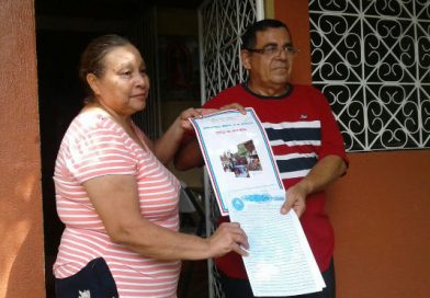 Familias del DII de Managua reciben sus títulos de propiedad