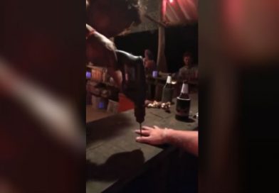 Hombre arriesga sus dedos en un bar para “ganar tragos gratis”