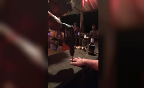 Hombre arriesga sus dedos en un bar para “ganar tragos gratis”
