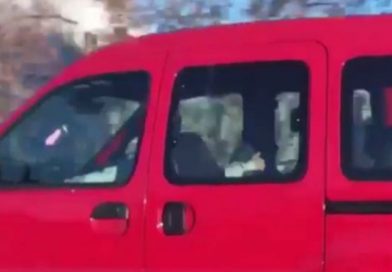 Graban a pareja teniendo $3x0 en un carro en plena autopista