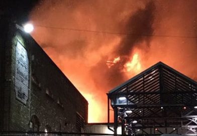 Incendio arrasa con edificio en mercado londinense