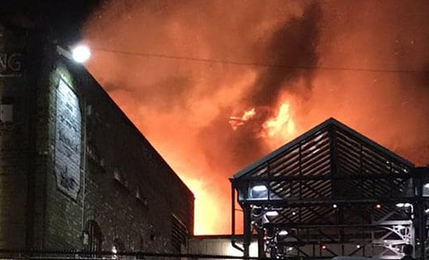 Incendio arrasa con edificio en mercado londinense