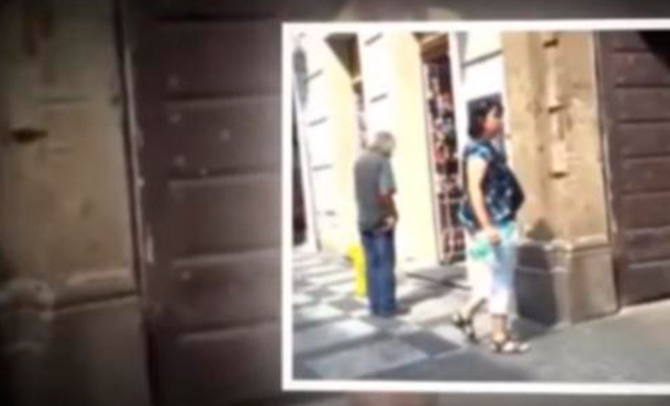 (+Video) Joven mujer muestra zonas ¡ntim@5 en la calle y se vuelve viral