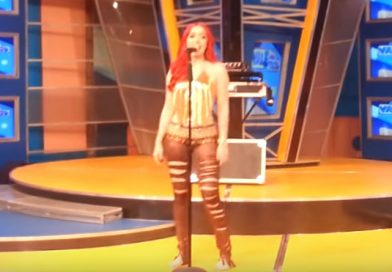 Se le cae la blusa a imitadora de Shakira y esto pasa después