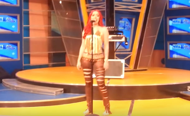 Se le cae la blusa a imitadora de Shakira y esto pasa después