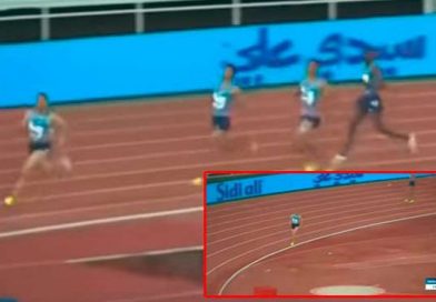 Atleta no escucha la señal de una salida en falso y sigue corriendo solo