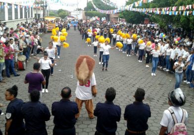 Jóvenes leoneses celebran el Día de la Alegría