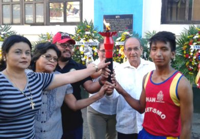 Autoridades de la UNAN-León reciben antorcha de la luz