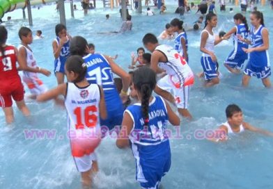 Niños deportistas nicaragüenses y salvadoreños disfrutaron del Parque Acuático