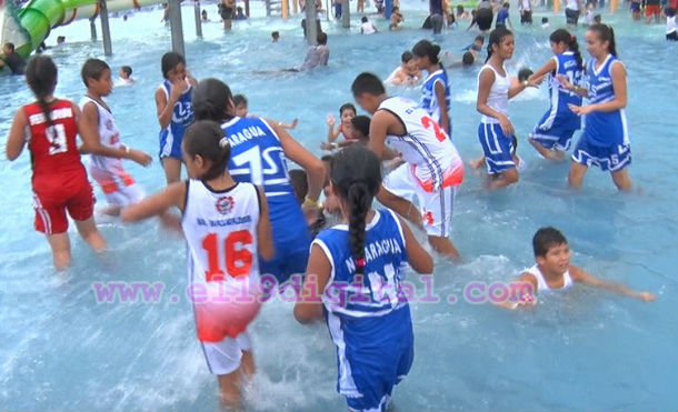 Niños deportistas nicaragüenses y salvadoreños disfrutaron del Parque Acuático