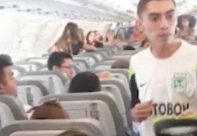 Pasajeros hacen colecta para impedir que bajen a familia del avión
