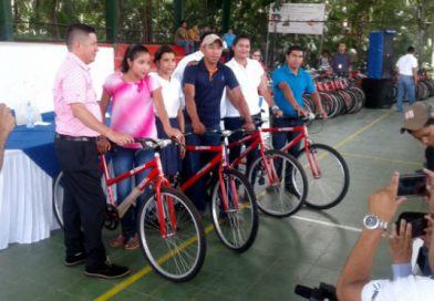 Bajo el lema "Ayúdame a llegar" estudiantes y docentes de Madriz reciben bicicletas