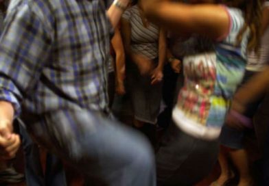 Pareja baila en discoteca y se exhiben semidesnudos por una cerveza
