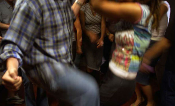 Pareja baila en discoteca y se exhiben semidesnudos por una cerveza