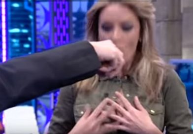 El botón de su camisa le jugó una mala pasada y mostró más de la cuenta en vivo