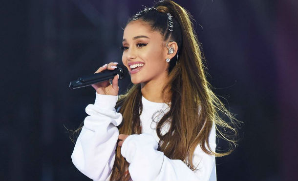La caída de Ariana Grande en pleno concierto se vuelve viral
