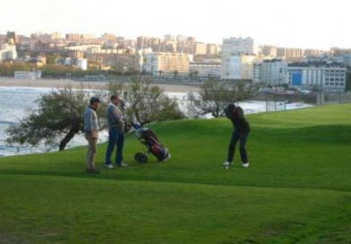 Jugaban golf pero se desanimaron al recibir una inesperada visita