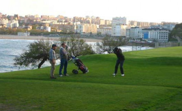 Jugaban golf pero se desanimaron al recibir una inesperada visita