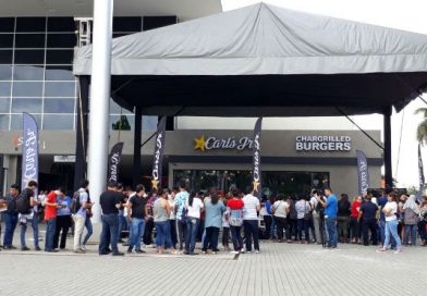 Carl's Jr todo un éxito, decenas de Nicaragüenses asisten a su apertura