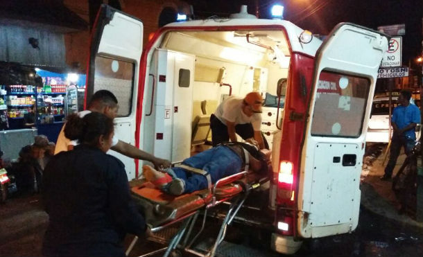 León: Ciclista en "estado reservado" al ser impactado por una camioneta en La Paz Centro