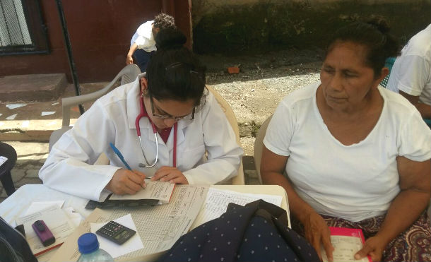 Saludan repliegue con atención médica a madres de héroes y mártires en Masaya