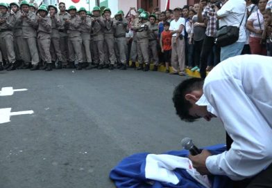 Jóvenes del CUUN de León depositan ofrendas florales a los mártires del 23 de julio en Chinandega