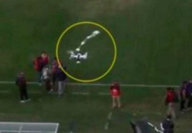 Hincha derribó dron que sobrevolaba partido con un rollo de papel