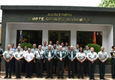 Ejército condecora a oficiales que pasaron a retiro