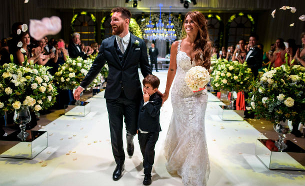 El sensual escote del otro vestido que la esposa de Messi usó en la boda