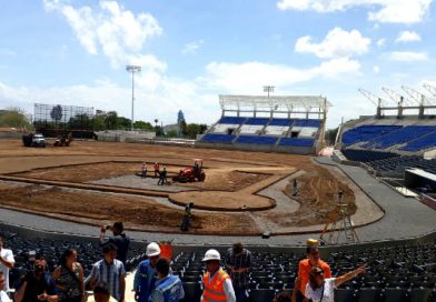 Dennis Martínez recorre nuevo Estadio Nacional de Béisbol, el cual presenta avance del 94%