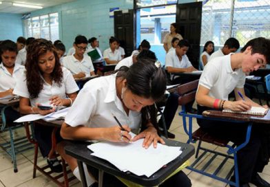 Jóvenes de secundaria desean continuar sus estudios universitarios, según encuesta del Mined
