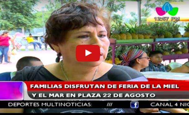 Familiares disfrutan de feria de la miel y el mar en plaza 22 de agosto