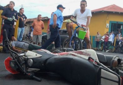 Extranjero "catapulta" a dos motociclistas en León