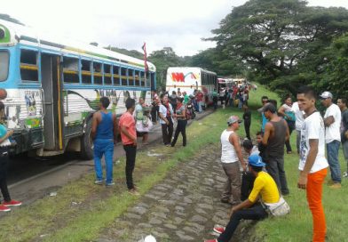 León parte en colorida y masiva caravana para celebrar el 38/19