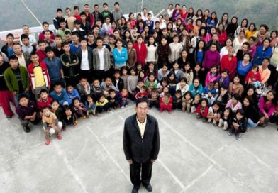 (+Fotos) Conocé al hombre que vive con sus 39 esposas, 94 hijos y 33 nietos