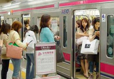 Hombre se convierte para poder entrar en un vagón exclusivo de mujeres