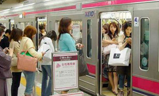 Hombre se convierte para poder entrar en un vagón exclusivo de mujeres